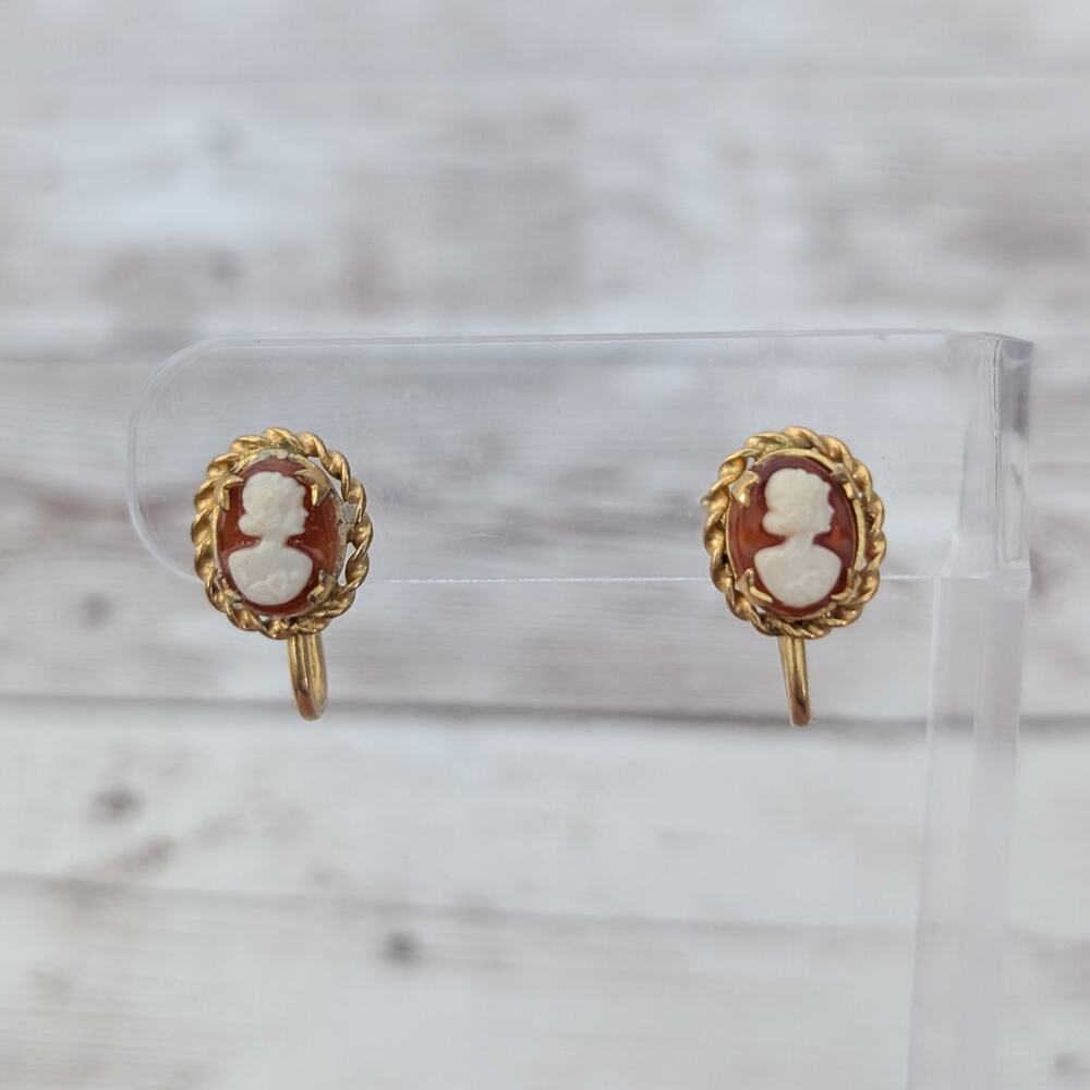 Vintage Screw Back Earrings 0.5" Dainty Cameo Style Red & Cream - Picture 1 of 9